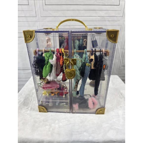 Rainbow High Deluxe Fashion Closet With 49 Pieces CLEAN & SMOKE FREE